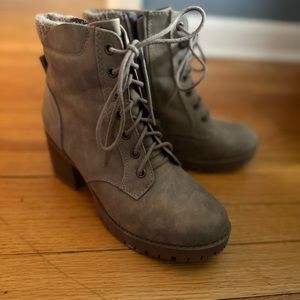 Women’s size 8 ankle booties!
